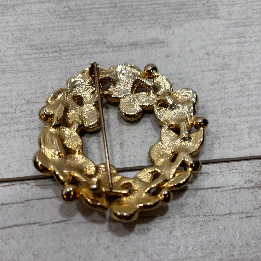 Christmas Wreath Pin Broach Green Enamel Red & Clear Rhinestones Gold Tone